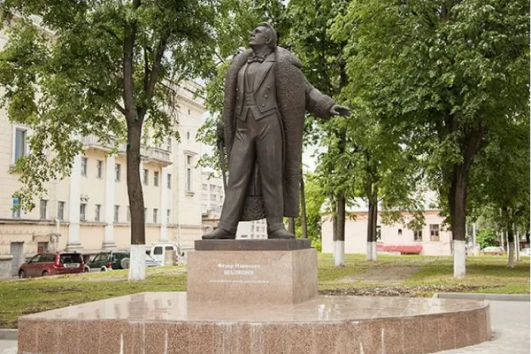 Памятник Ф.И. Шаляпину в Кирове. Скульптор В.Ф. Борискин, 2014 г.