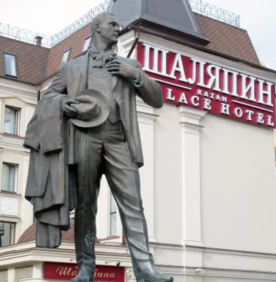 Памятник Ф.И. Шаляпину на улице Баумана в Казани. Скульптор А.В. Балашова, 1999 г.