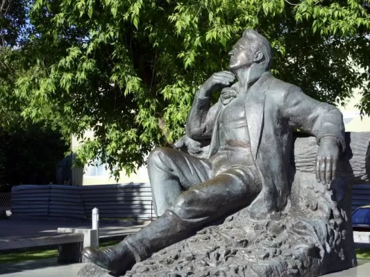 Памятник Ф.И. Шаляпина на Новинском бульваре в Москве. Скульптор В. Церковников, 2003 г.