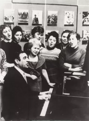 Аркадий Островский и Александра Пахмутова на встрече со слушателями. 1960-е