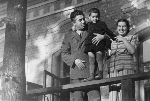 А.И. Хачатурян с женой и сыном. 1940-е годы