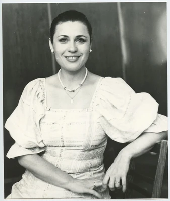 Валентина Толкунова позирует в белом платье. 1970-е 